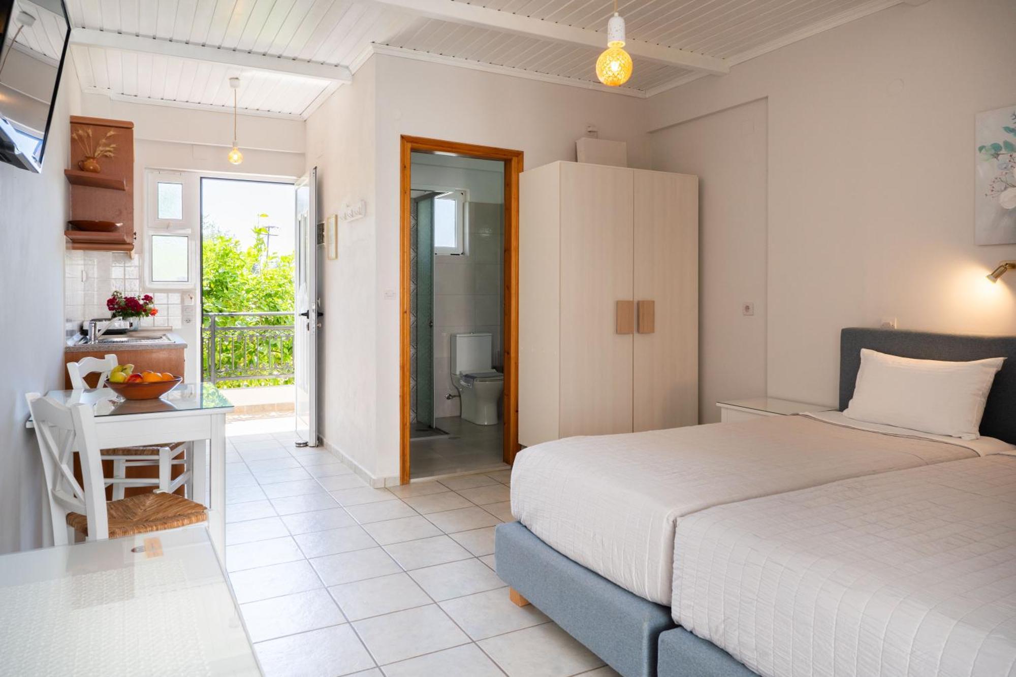 Medousa Studio & Apartments Плакиас Екстериор снимка
