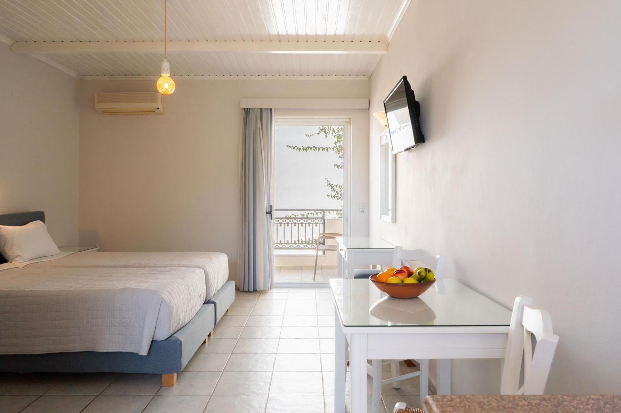 Medousa Studio & Apartments Плакиас Екстериор снимка