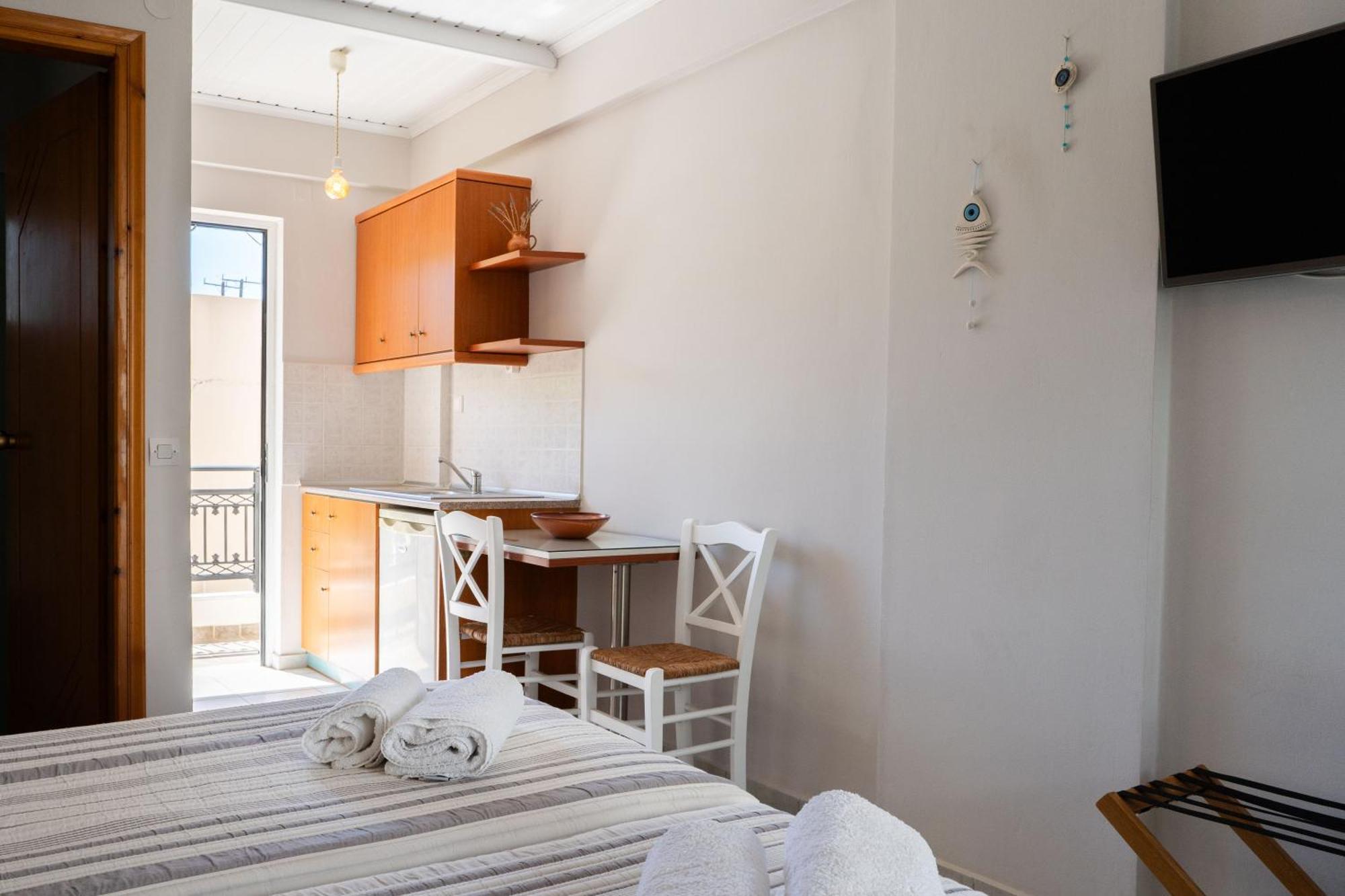 Medousa Studio & Apartments Плакиас Екстериор снимка