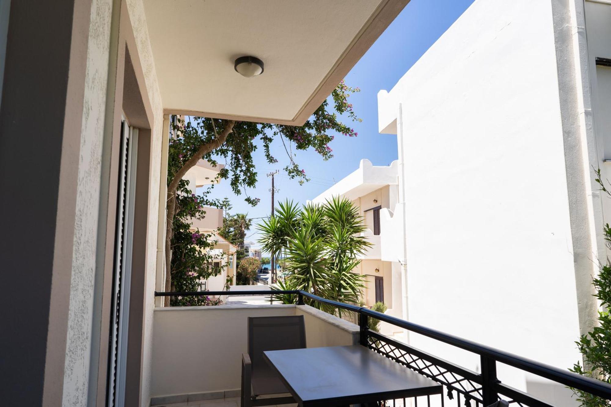Medousa Studio & Apartments Плакиас Екстериор снимка
