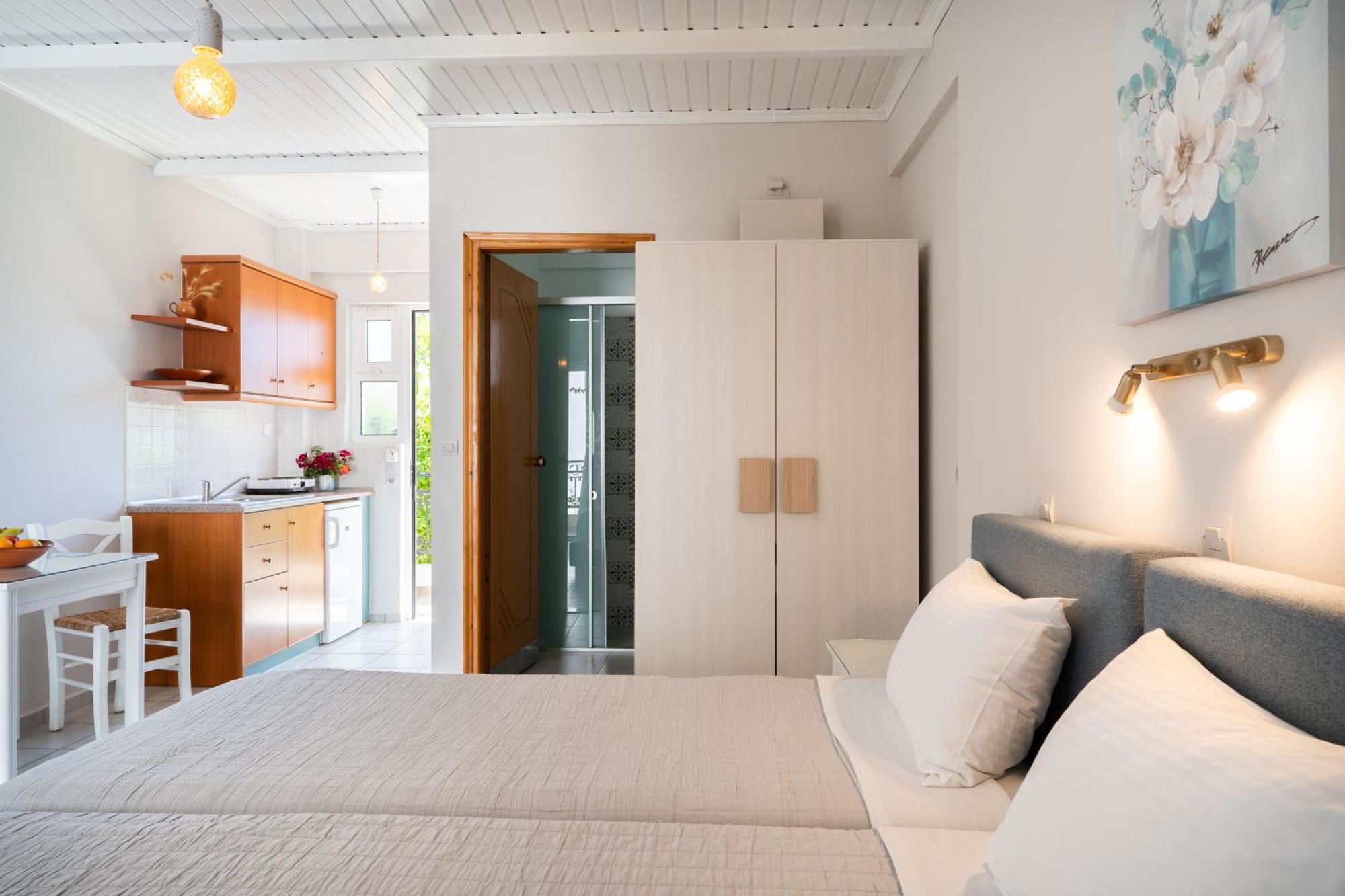 Medousa Studio & Apartments Плакиас Екстериор снимка