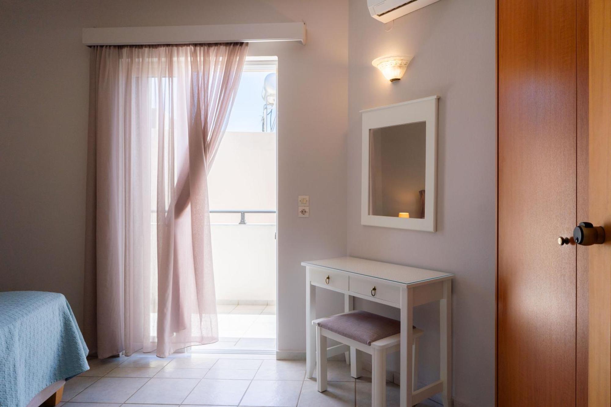 Medousa Studio & Apartments Плакиас Екстериор снимка